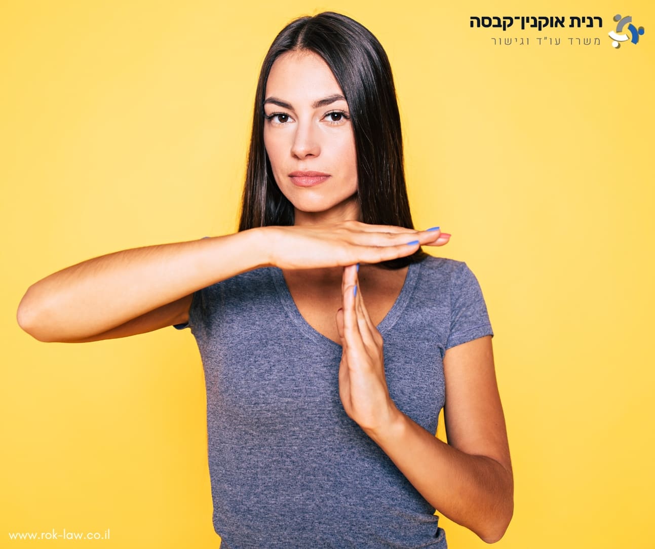 אישה מסמנת בשתי ידיה סימן עצירה, על רקע צהוב